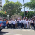 Simpatizantes saludan al presidente Luis Abinader mientras recorría las calles hasta el Teatro Nacional.