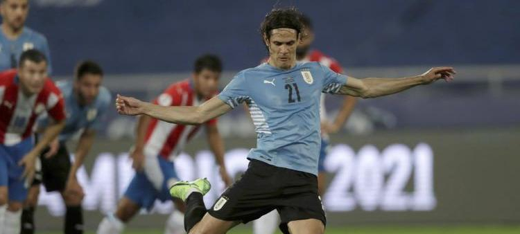 Edinson Cavani, de Uruguay, convierte un penal ante Paraguay durante un partido de la Copa América, disputado el lunes en Río de Janeiro.
