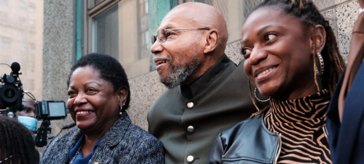 Muhammad Aziz afuera de un tribunal de la ciudad de Nueva York con miembros de su familia y abogados después de que su condena por el asesinato de Malcolm X fuera desestimada el 18 de noviembre de 2021. Foto: Spencer Platt/AFP.