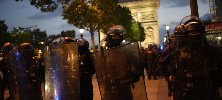 Policías patrullan ante el Arco de Triunfo