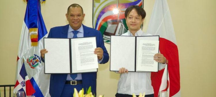 La Alcaldía de Santo Domingo Norte (ASDN) y la Embajada de Japón en República Dominicana firmaron un acuerdo de cooperación, con el que el país asiático donará recursos no reembolsables para la adquisición de camiones compactadores de desechos.