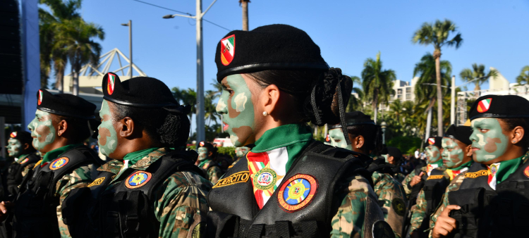 Desfile militar en el Malecón de Santo Domingo