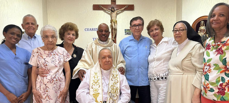 Cardenal López Rodríguez junto a religiosos