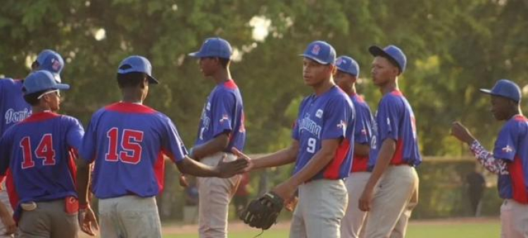 Parte de los jovencitos dominicanos se felicitan luego de su triunfo frente a México para mantener su invicto en el campeoanto Pre Mundial de Béisbol U15.