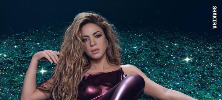 Shakira en la portada de su disco "Las mujeres ya no lloran", versión esmeralda.