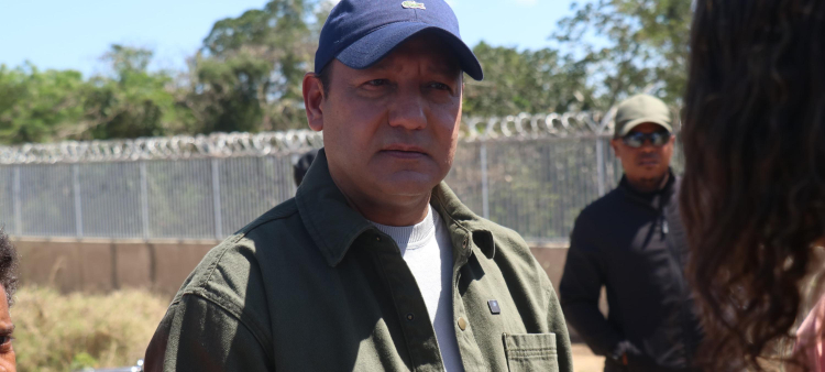 Abel Martínez durante su recorrido por la frontera