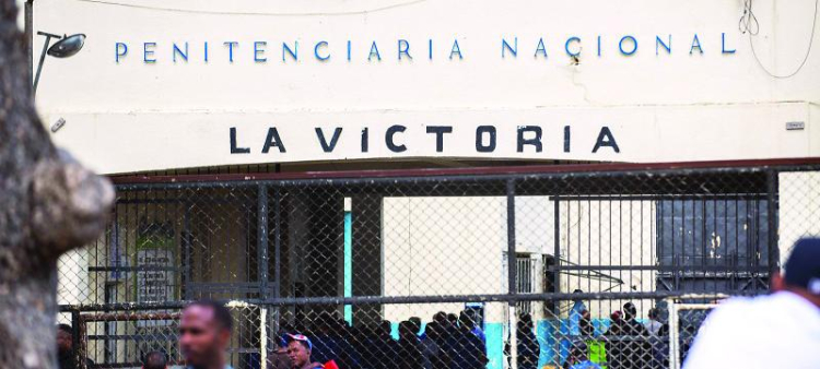 A 10 días de producirse el siniestro incendio en la Penitenciaría Nacional de La Victoria, en el municipio de Santo Domingo Norte, que cobro la vida de al menos 13 personas, la angustia se apodera de los familiares de los privados de libertad.