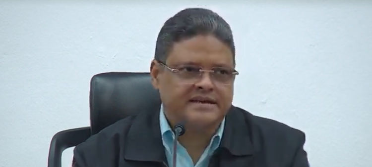 Fotografía muestra al director del COE, Juan Manuel Méndez.