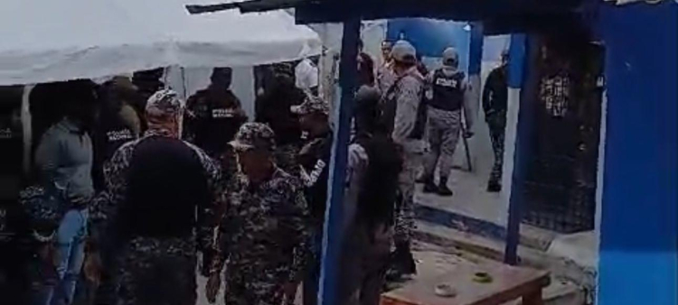 Agentes tras controlar el motín en cárcel de Higüey