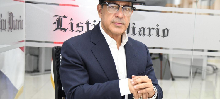 El actor Francis Cruz en su personaje de Joaquín Balaguer durante su visita a LISTÍN DIARIO.