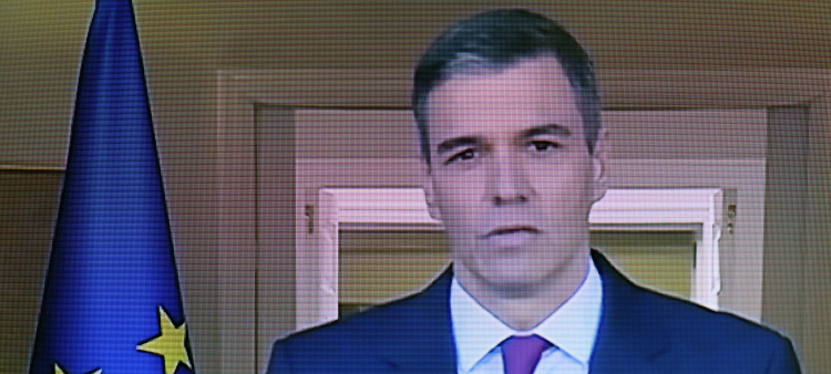 Pedro Sánchez durante su anuncio de que seguirá al frente del Gobierno español.