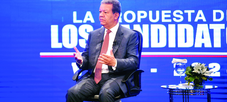 Leonel Fernández durante la entrevista en el espacio "La propuesta de los candidatos" en los medios del Grupo de Comunicaciones Corripio.