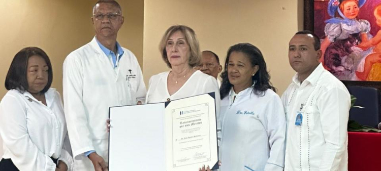 Fotografía muestra médicos reconocidos del hospital San Lorenzo de Los Mina.