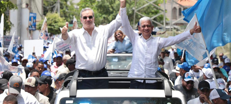 El candidato presidencial por el Partido Revolucionario Moderno (PRM), Luis Abinader, encabezó este sábado una inmensa marcha caravana en Cotuí donde estuvo acompañado de perremeistas y aliados aspirantes a puestos congresuales de esta provincia.