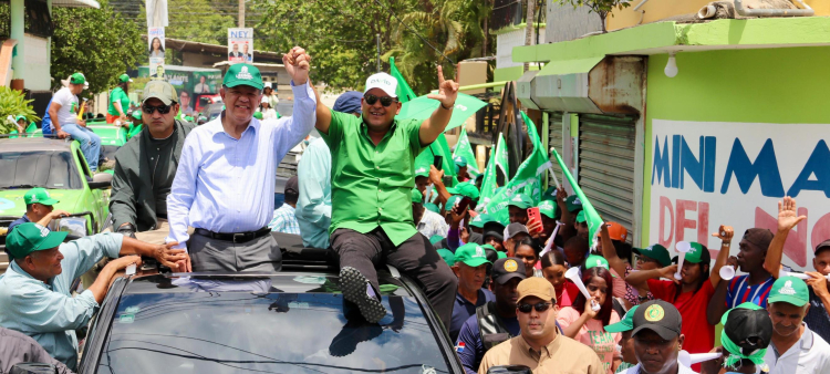 Leonel Fernández encabeza marcha caravana en Montecristi y Dajabón.