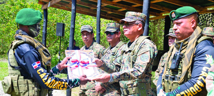 Uno de los soldados recibe su certificado de graduación.