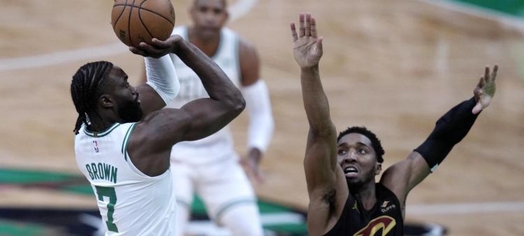 Jalen Brown, estrella de los Celtics, se levanta para hacer un "jumper" ante la defensa de Donvan Mitchell.