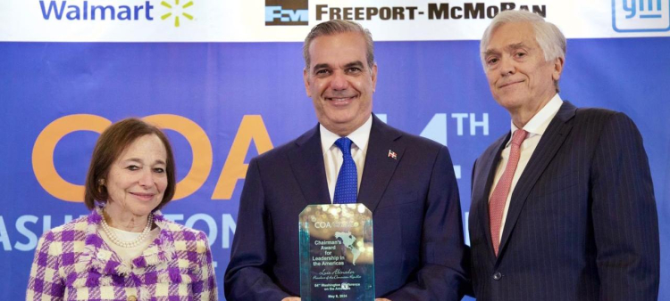 El presidente Luis Abinader al recibir el premio en Washington, capital de los Estados Unidos
