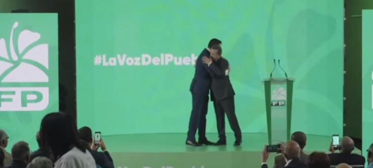 El expresidente Leonel Fernández abraza a Rafael Paz este mediodía, durante la celebración de "La voz del pueblo".