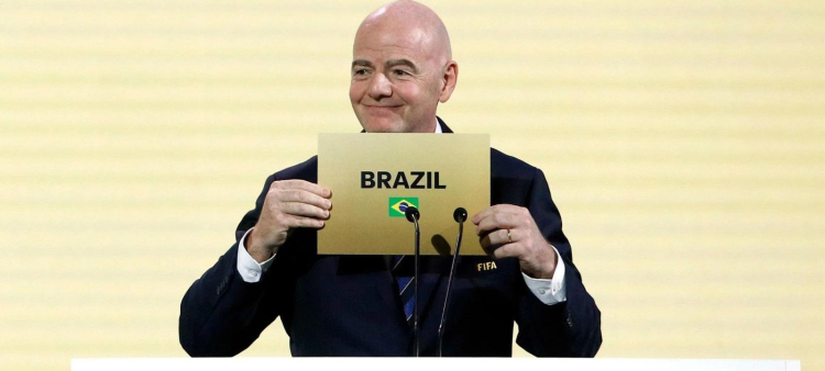 El presidente de la FIFA, Gianni Infantino, anuncia a Brasil como el país ganador para albergar la Copa Mundial Femenina de 2027.