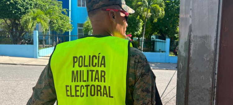 Miembro de la Policía Militar Electoral