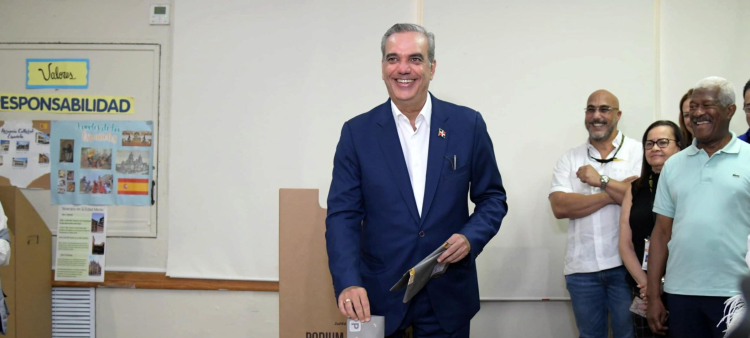 Fotografía muestra a presidente Luis Abinader ejerciendo su voto en las elecciones generales 2024.