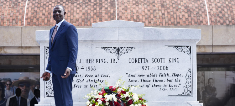 El presidente de Kenia, William Ruto, hace una pausa después de depositar una corona de flores en las tumbas de Martin Luther King Jr. y Corett Scott King, durante una visita al King Center, el lunes 20 de mayo de 2024, en Atlanta.