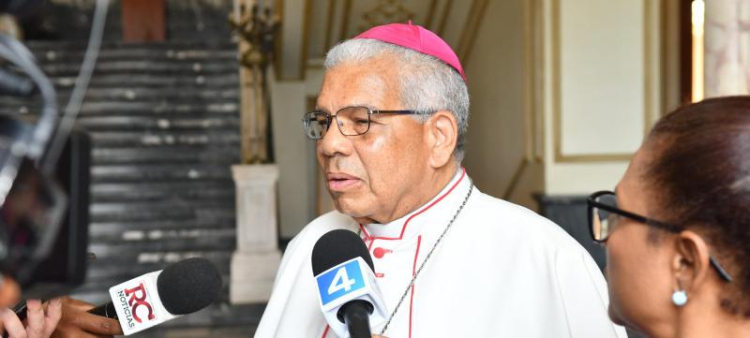 Pasada las 1:00 de la tarde de este jueves, el arzobispo de Santo Domingo, Francisco Ozoria Acosta, concluyó el encuentro que tenía pautado con el presidente Luis Abinader.
