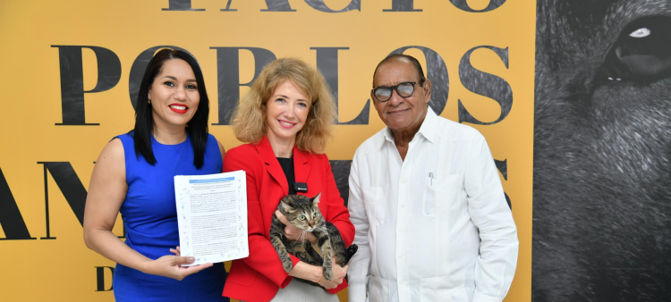Lorenny Solano, de la FEDDa; la embajadora de la UE, Katja Afheldt, con su gatita “Pepsi”, y Miguel Franjul, director de Listín Diario,  durante el acto de firma del Pacto por la Protección de los Animales.