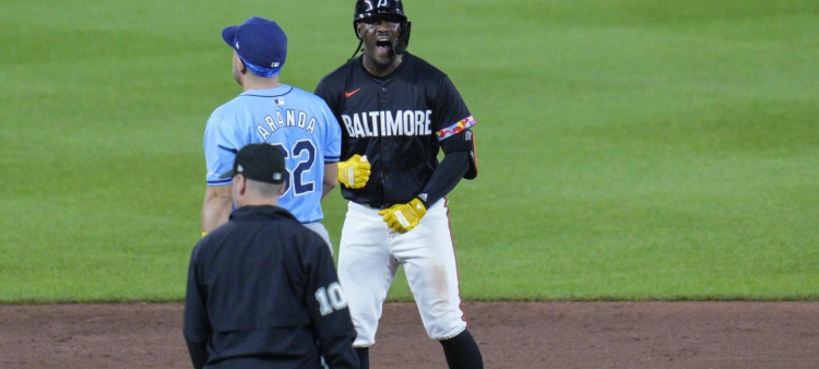 Jorge Mateo hace un gesto de emoción al llegar a la segunda base.