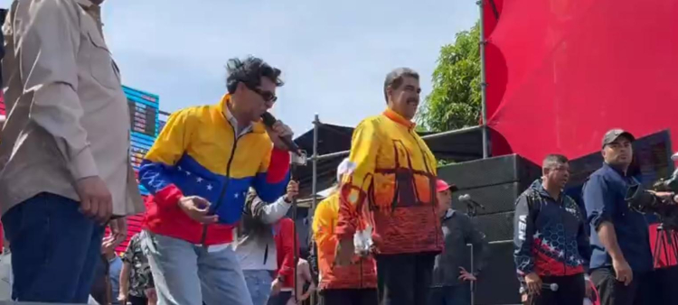 El merenguero dominicano Bonny Cepeda junto al presidente de Venezuela, Nicolás Maduro, en un acto de campaña