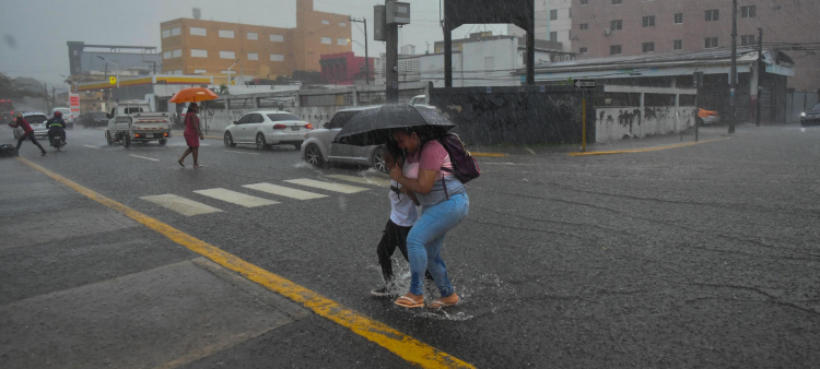 Torrenciales aguaceros inundaron la capital dominicana el jueves 4 de julio de 2024