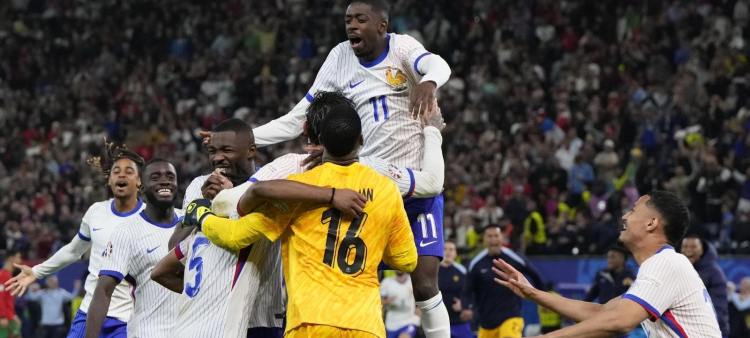 Los jugadores de Francia festejan tras vencer a Portugal por penales en los cuartos de final de la Eurocopa.