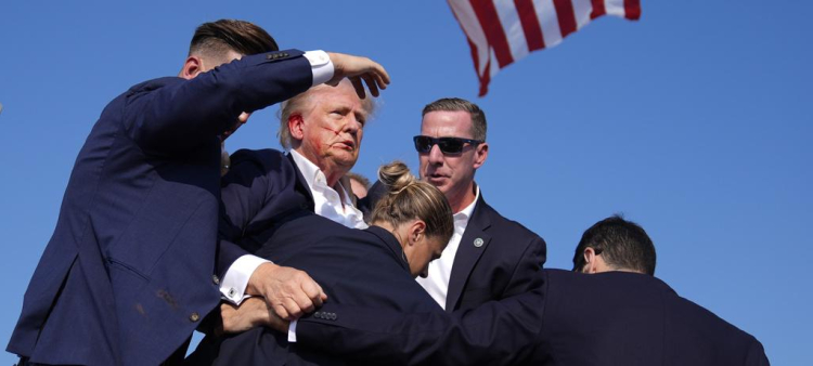 Donald Trump es custodiado por agentes del Servicio Secreto de Estados Unidos durante un aparente intento de asesinato en un acto de campaña, el sábado 13 de julio de 2024, en Butler, Pensilvania