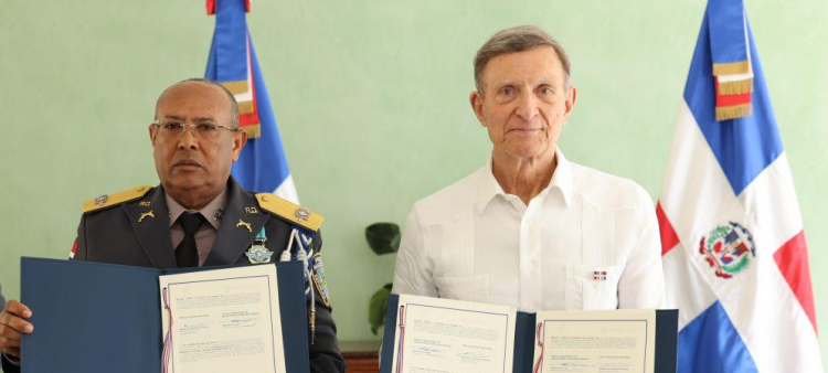 Canciller dominicano Roberto Álvarez y el director general de la Policía Nacional, mayor general Ramón Guzmán Peralta.