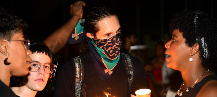 Varias personas se aglomeraron frente al Congreso Nacional para expresar su rechazo a la propuesta de reforma fiscal del Gobierno