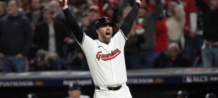 David Fry, de los Guardianes, celebra después de dar su decisivo que dio la victoria sobre los Yankees durante la décima entrada del tercer juego de la Serie de Campeonato.