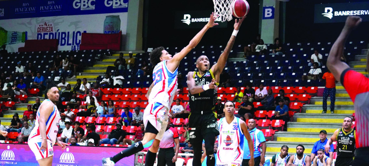 Bryan Ramírez, del Rafael Barias, se eleva en busca de un canasto en el partido frente a San Lázaro.