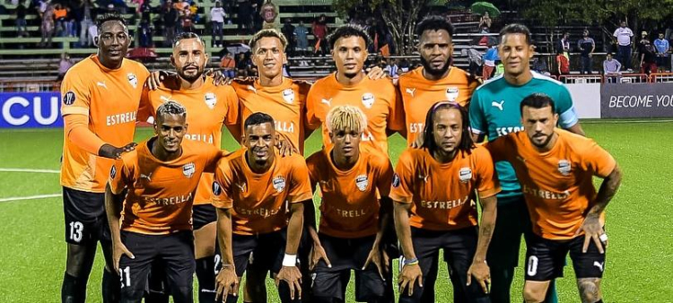 Onceno titular del equipo del Cibao FC antes del partido del miércoles por la noche.