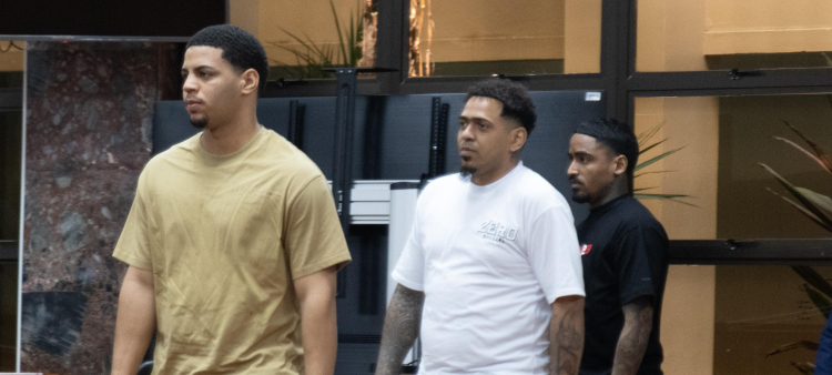 Los imputados por el homicidio de Joshua Omar Fernández en su entrada al estrado.