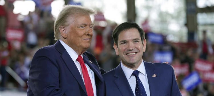 El candidato presidencial republicano Donald Trump saluda al senador Marco Rubio