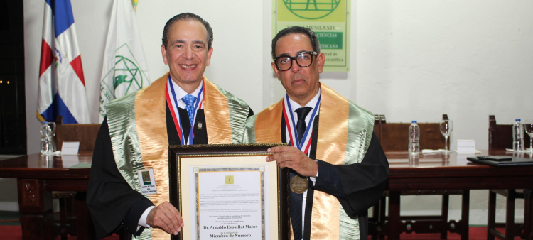 El doctor Arnaldo Espaillat recibe reconocimiento de la ACRD.