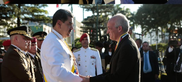 Nicolás Maduro condecora a 21 venezolanos sancionados por EEUU