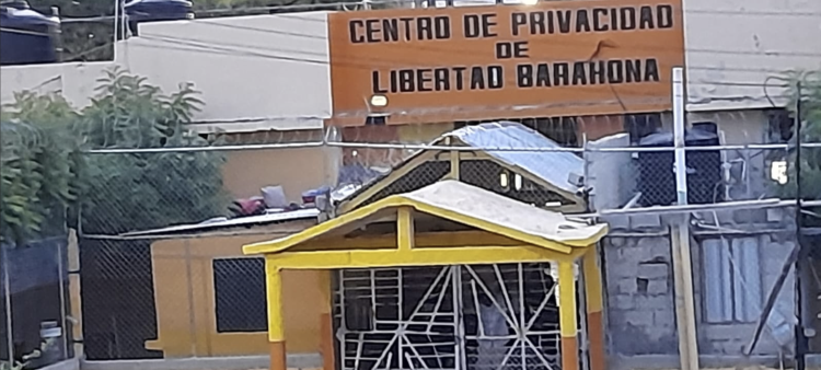 La cárcel de Barahona tiene una población que triplica su capacidad.