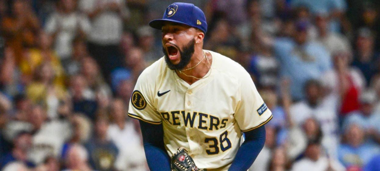 Devin Williams tuvo 14 salvamentos en 22 partidos la temporada pasada.