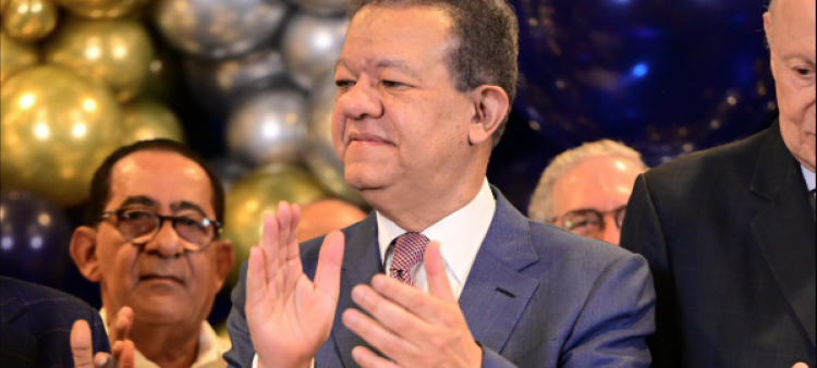 Leonel Fernández esta mañana en la sede de la Fundación Global, mientras recibía saludos por su fiesta de cumpleaños