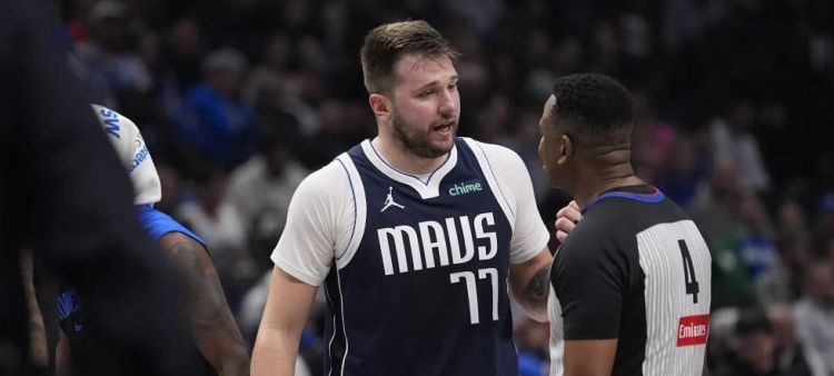 El esloveno Luka Doncic, base de los Mavericks de Dallas, discute con el árbitro Sean Wright durante el partido ante los Trail Blazers de Portland.