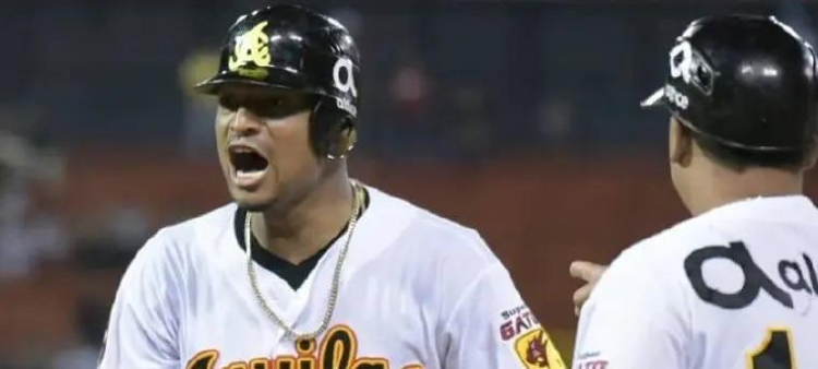 Christian Bethancourt reacciona luego de pegar un hit con las Águilas Cibaeñas.