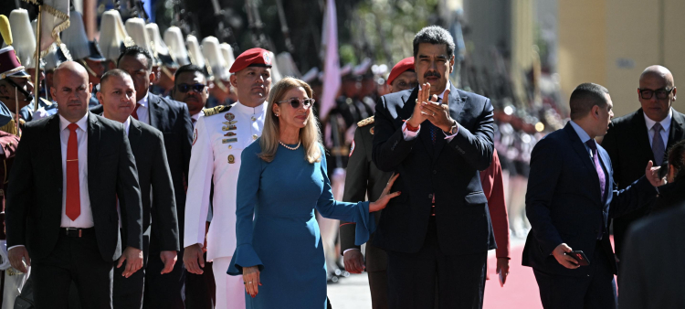 El presidente de Venezuela, Nicolás Maduro (centro), y la primera dama, Cilia Flores, caminan a su llegada al Capitolio para la investidura presidencial, en Caracas, el 10 de enero de 2025.