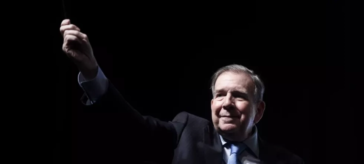 El líder opositor de Venezuela, Edmundo González, ondea una bandera venezolana durante una reunión con simpatizantes en la Ciudad de Panamá, el miércoles 8 de enero de 2025.